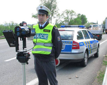 Policista měří rychlost laserem - antiradar